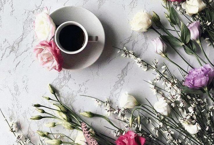 Desperte com Frescor: Flores e Café para um Bom Dia!